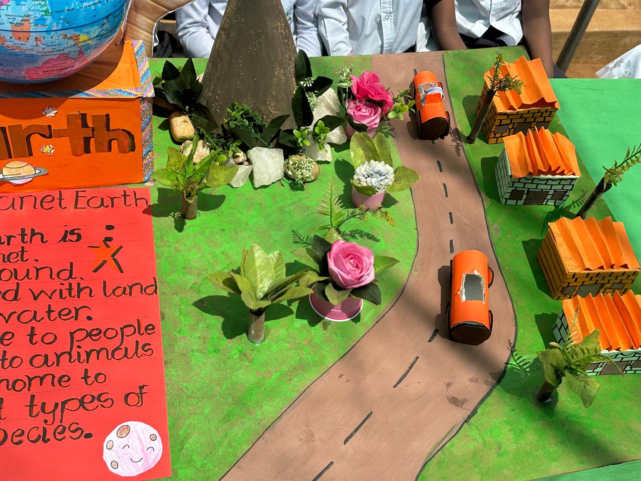 Trabalho de criatividade dos alunos — maquete Planeta Terra
